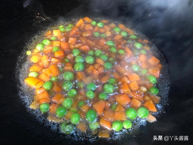 荆州鱼糕正宗吃法，教你制作金黄鲜嫩的荆州鱼糕