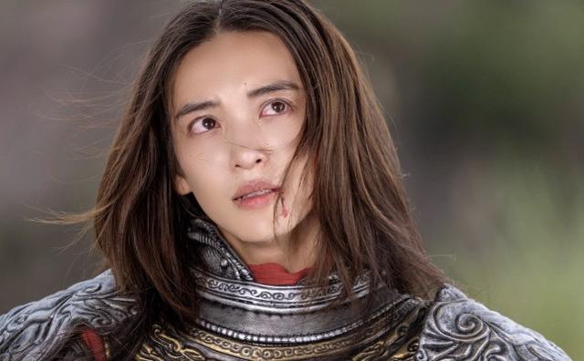 尤靖茹生日曝写真，女装惊艳男装出人意料