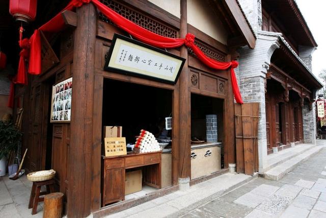 逛老街感受历史的人文气息，钦州老街一日游—到老街去
