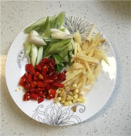 炒虾尾怎么做好吃，爆炒虾尾怎么做好吃又简单（只需掌握好这几个技巧）