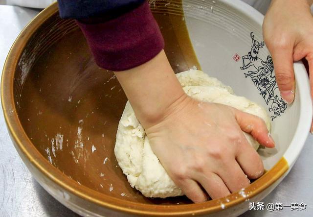 河南烙馍的做法最正宗的做法，薄皮透亮口感劲道十足