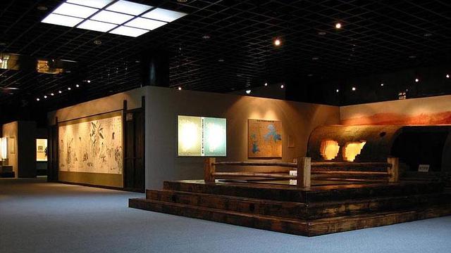 三足鼎的耳和足的位置，牛首三足鬲