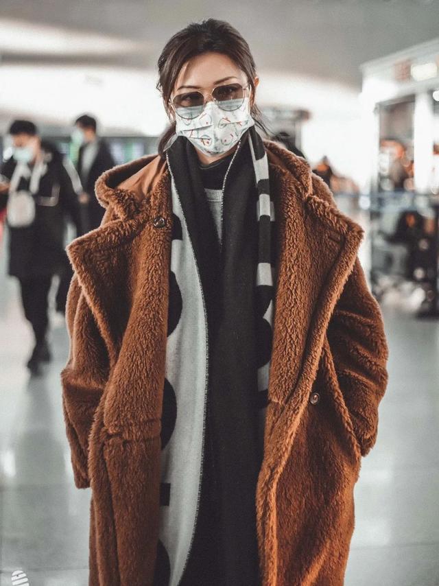 细长流苏围巾的各种系法，跟着Lisa虞书欣一起玩转围巾的7种花式系法吧