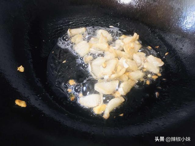 炒蕨菜的制作方法，炒蕨菜多了这一步