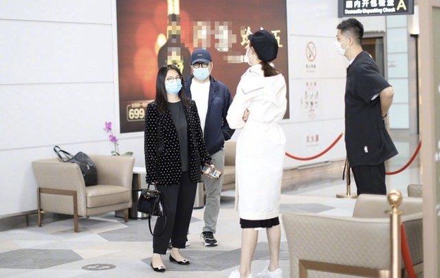 李湘一家三口現身機場，李湘穿波點西裝身材顯胖，母女倆該減肥了 娛樂八卦吃瓜 第1张