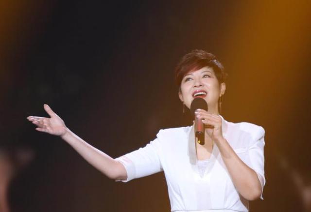 杭天琪在历届春晚演唱，曾9登春晚舞台的西北歌后杭天琪