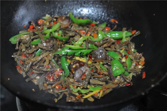 炒腊肠的家常做法，炒腊肠怎么做好吃又嫩（酒店大厨这样炒腊肠）