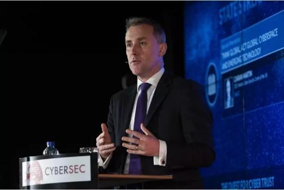 英国fbi特工，英王牌特工钻进旅行袋自杀