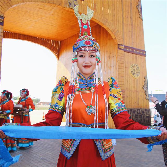 腾格里沙漠旅游攻略，腾格里沙漠腹地的草原奇观