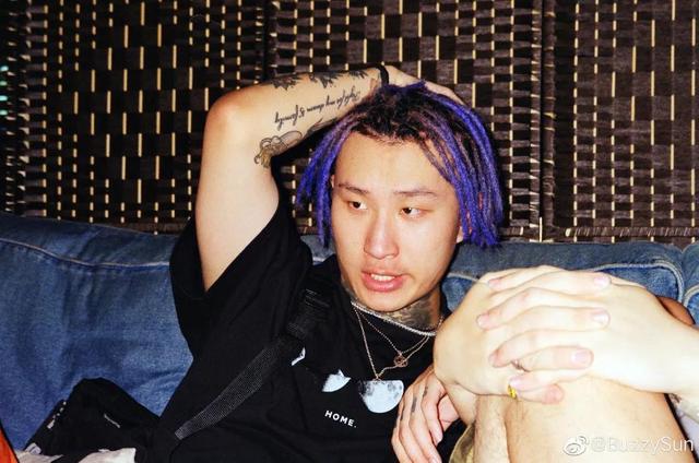 在活死人的最新合辑里，活死人系列（Buzzy好好内涵了一把福克斯）