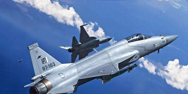 枭龙战斗机对比阵风，单外援对抗满配优势阵容