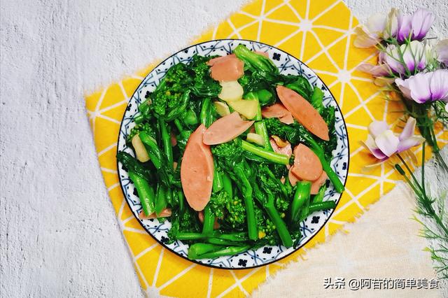 油菜苔炒着吃很下饭，油菜苔快炒火腿片