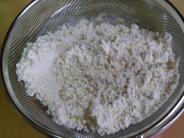 最简单的牛奶饼干，超级纯牛奶饼干的做法（在家自制小零食）