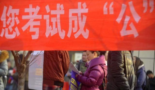 科员级别晋升表，各级别公务员晋升年龄表（公务员法规定科员几年可以晋升）