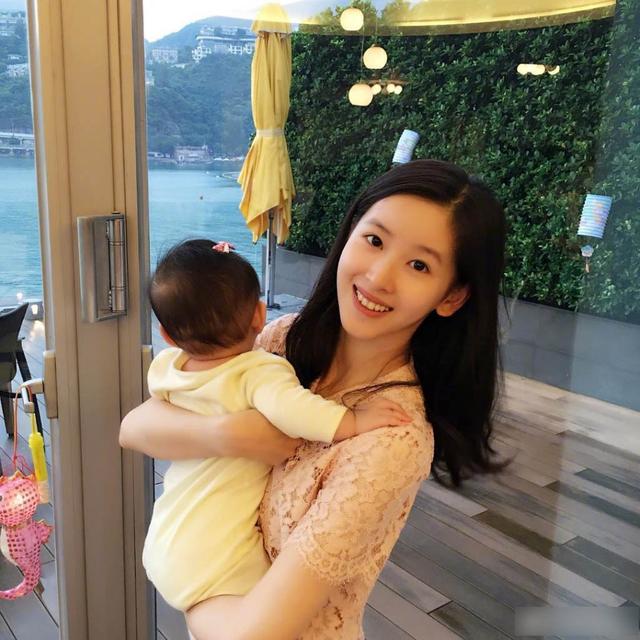 身價過百億，依舊靠邊站，畢業走向巔峰，做豪門貴婦不如投資自己 娛樂八卦吃瓜 第21张