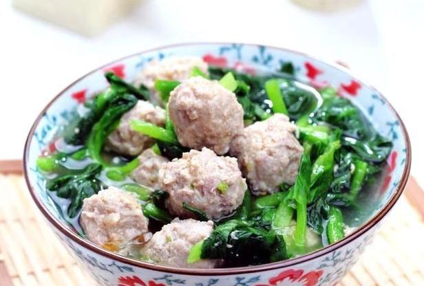 水煮菠菜丸子汤怎么做，竟然是全靠菠菜肉丸汤