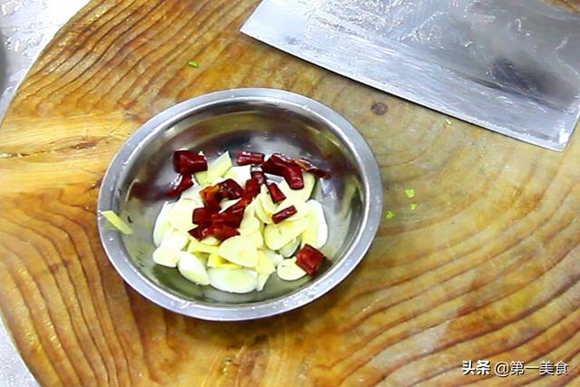 炒芹菜的方法既简单又干净，芹菜清脆不变色