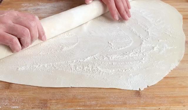 手工擀面条怎么和面才能够更筋道，和面只加水是不对的