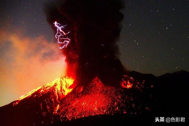 3500米日本火山爆发，日本摄影师不顾危险拍下火山爆发画面