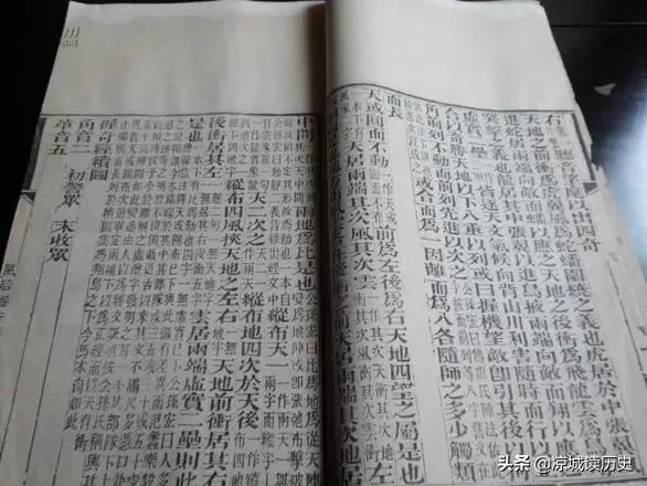 考古专家发现的千年古墓，考古专家发掘一个古墓