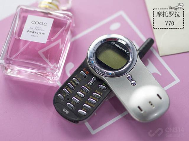 摩托罗拉旋转手机，摩托罗拉v 3翻盖手机（摩托罗拉V系列老机型盘点）