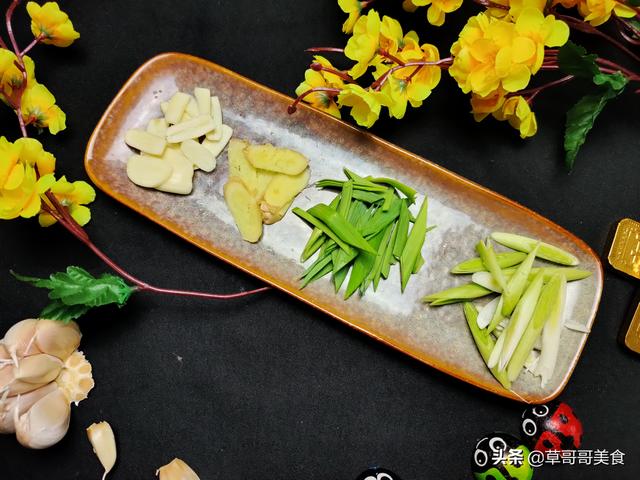 香菇炒肉怎么炒好吃，香菇怎么炒肉好吃又嫩（厨师长分享香菇肉片正确做法）