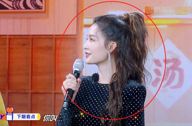 天天向上李沁赵露思穿浴袍，气质差距全在天鹅颈上