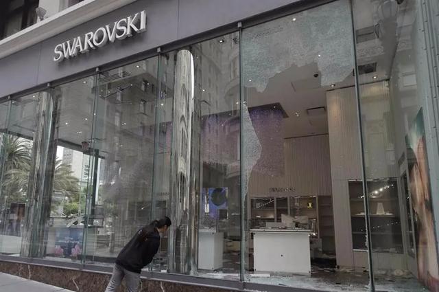 3万颗施华洛世奇水晶造型，施华洛世奇将关店3000家