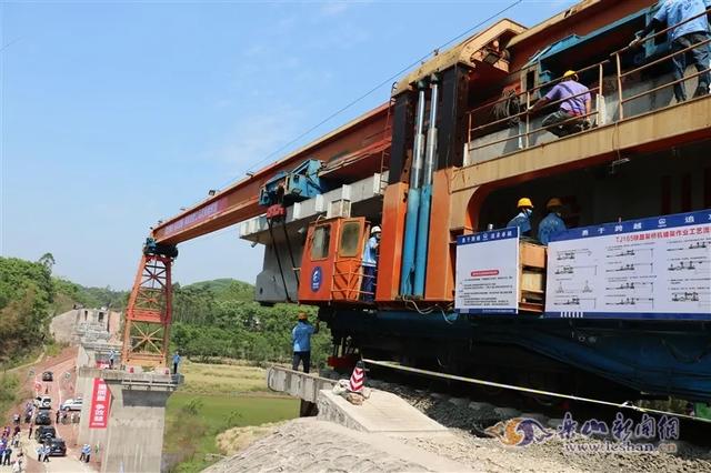 连乐铁路井研车站，连乐铁路井研段开始铺架