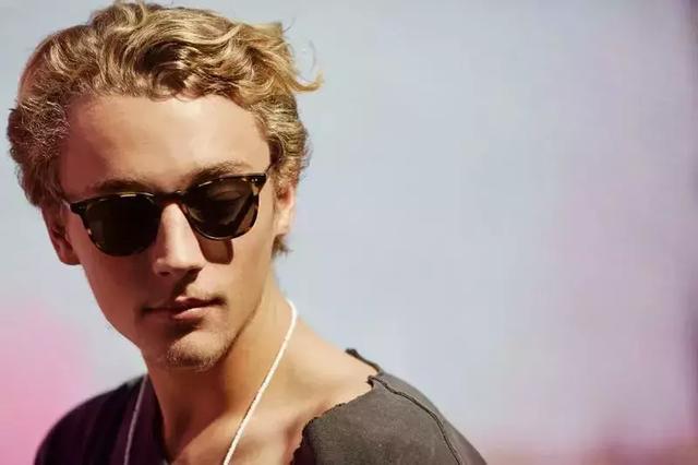 太阳镜怎么挑选，怎么选择适合自己的太阳镜（夏天开车阳光刺眼）