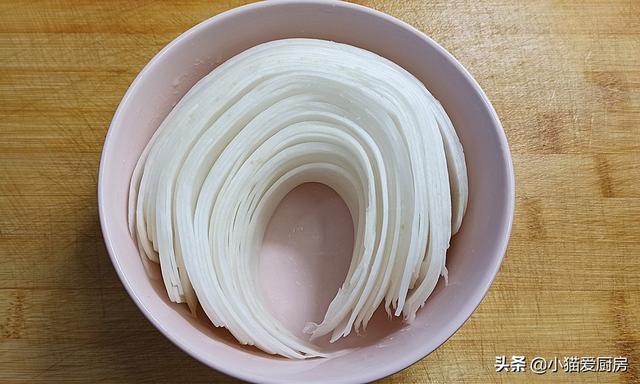 雪碧泡萝卜条的做法甜酸脆，这样做出来的雪碧泡萝卜