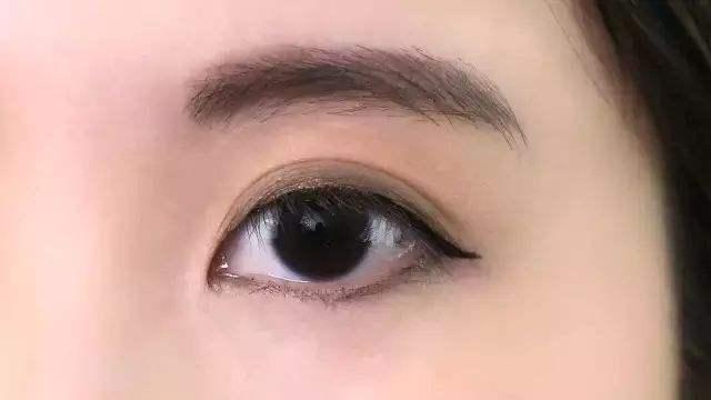 单眼皮怎么画眼线，单眼皮眼线的画法步骤图初学者（超简单打造高级感眼妆）
