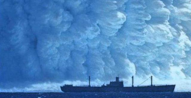 万吨巨轮瞬间被巨浪掀翻然后沉没，万吨巨轮遭遇飓风沉入太平洋