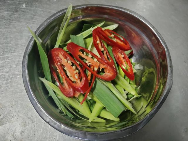 蒜苗炒肉的做法家常菜，家庭蒜苗炒肉的做法（吃一次就让你忘不了的蒜苗炒肉）