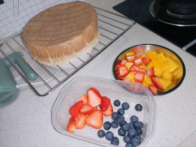 6寸生日蛋糕图片，超详细的6寸戚风蛋糕（十分钟搞定一道挑战一下6寸戚风蛋糕）