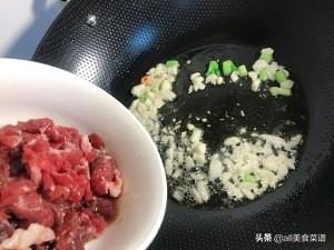 家常腐竹炒肉丝的做法，简单易学—尖椒腐竹炒肉丝