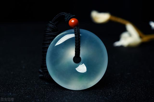 翡翠的种水八个等级哪个好，翡翠种水等级从高到低怎么区分