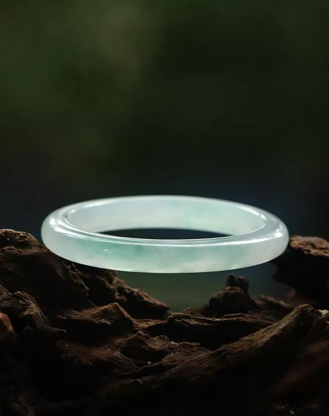 女人戴玉镯的禁忌，玉手镯佩戴有什么讲究和禁忌