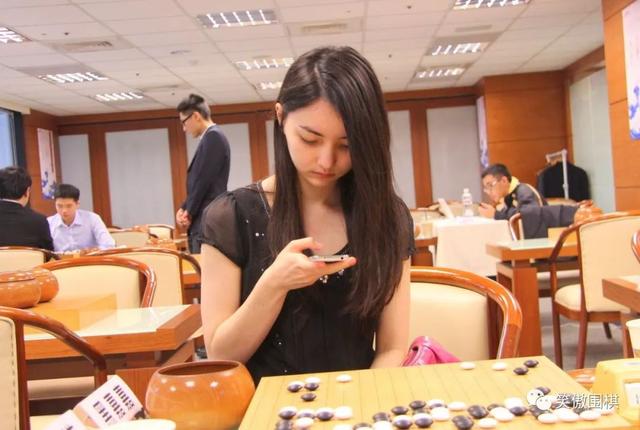 中澳混血围棋手黑嘉嘉，千年仅一人的美女棋士