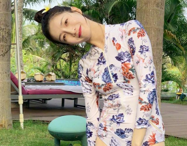 江疏影跟胡歌合照素颜，三十而已江疏影坎坷感情史