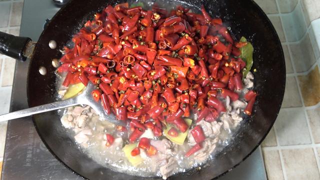 自贡冷吃兔的做法，四川美食自贡冷吃兔正宗做法（自贡妹自制38袋冷吃兔与室友分享走红网络）