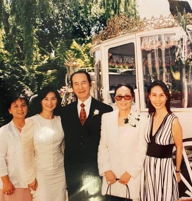 賭王女兒何超儀發長文，曬賭王舊照懷念父親，婚禮照片還是首發 娛樂八卦吃瓜 第3张