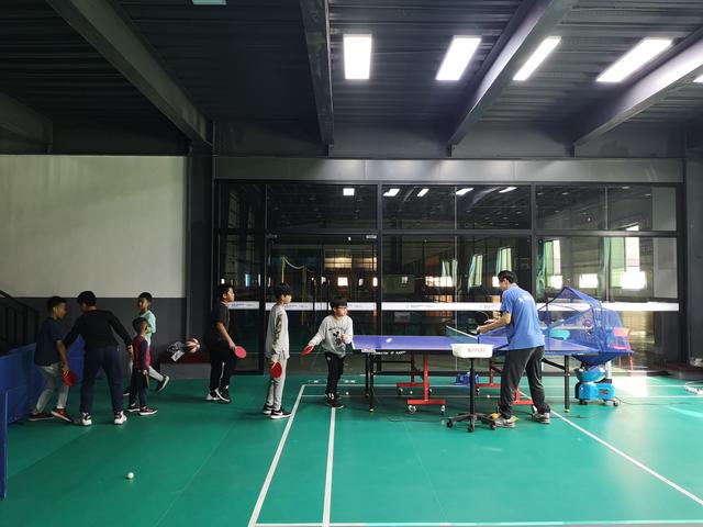 能打篮球的房间推荐，289m²现代轻奢风/地下室打造一个篮球空间/杭州别墅设计