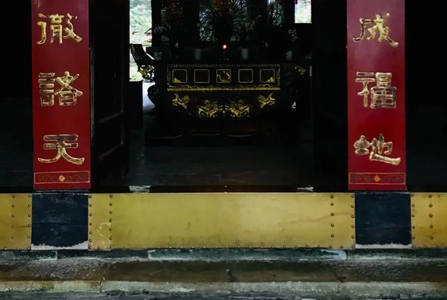 进寺庙的大门不能踩门槛，为什么踩门槛是忌讳