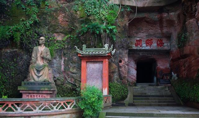 乐山大佛上还有一个卧佛，全国最大的坐佛