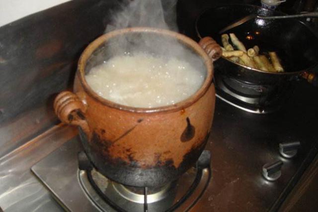 湖北人煨莲藕排骨汤，湖北地方的特色