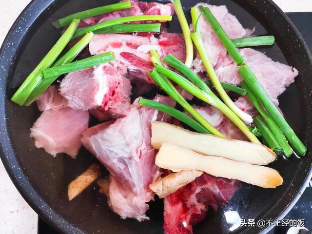 排骨米饭的做法，排骨米饭怎么焖好吃（6步搞定排骨焖饭）