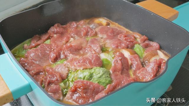 牛肉金针菇怎么炒好吃又嫩，加一把金针菇这样做