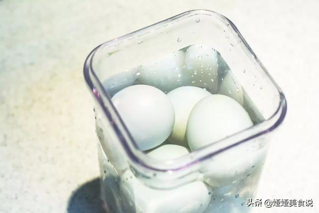 制作咸鸭蛋最简单的方法，想吃咸鸭蛋不用买