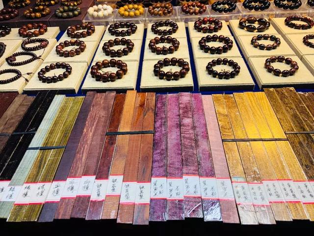 西双版纳江边夜市，西双版纳最火爆的夜市（到西双版纳一定要知道的五件事）